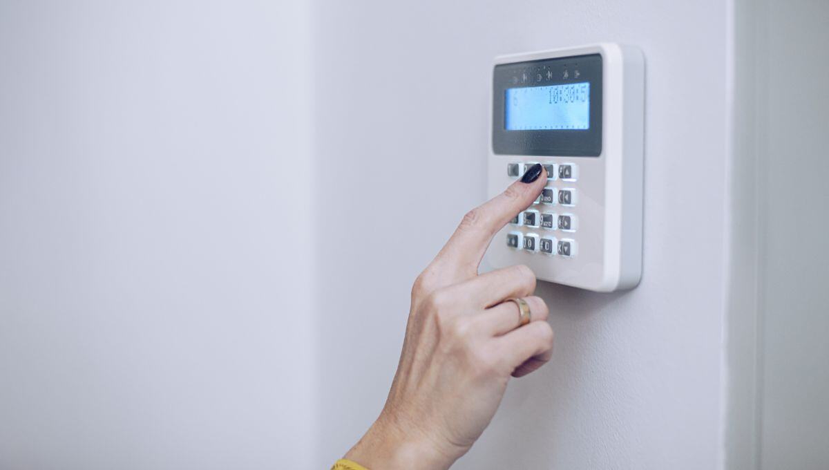 Women setting alarm system
